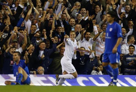 Michael Dawson se raduje ze vstřelené branky v zápase poháru UEFA proti Anorthosisu | Foto: Reuters