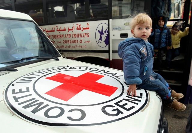 Palestinský chlapec odjíždějící z Gazy sedí na vozu Červeného kříže | Foto: Reuters