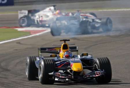 Christian Klien (Red Bull), za ním se do smyku dostal Takuma Sató (Super Aguri). | Foto: Reuters