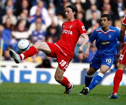 Riccardo Montolivo (vlevo) má míč pod kontrolou. Nacho Novo z Glasgow Rangers doběhl pozdě. | Foto: Reuters