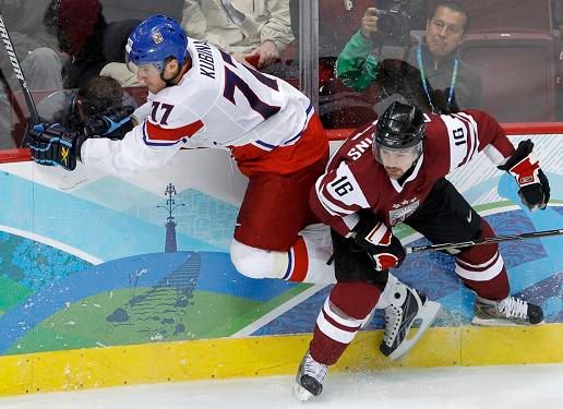 Pavel Kubina v souboji s lotyšským útočníkem | Foto: Reuters