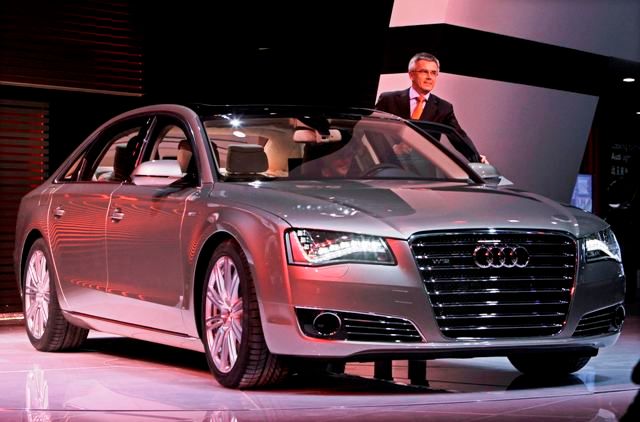 Nejluxusnější variantu svého modelu A8 v prodloužené verzi s nejsilnějším motorem V12 predstavila automobilka Audi | Foto: Reuters