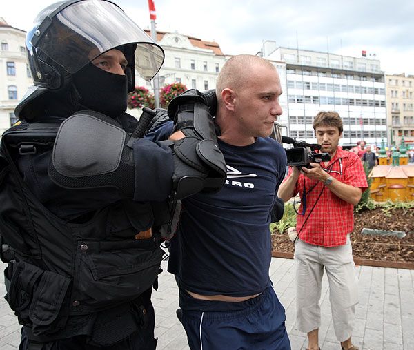 Akce se neobešla bez výtržností ze strany neonacistů, kteří se pokoušeli ji narušit. | Foto: Tomáš Adamec, Aktuálně.cz