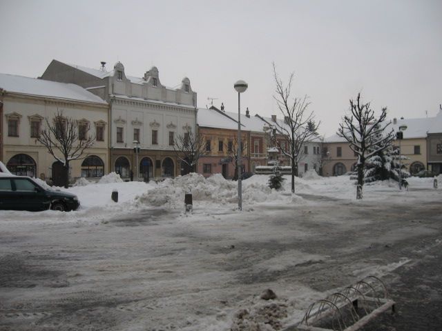 Náměstí v Tovačově v sobotu 9. ledna 2009, kdy byl odtud sníh postupně odvážen, aby byl prostor náměstí průjezdný pro dopravu. | Foto: Miroslav Pořízek