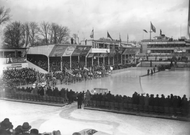 Zahájení mistrovství světa v ledním hokeji v Praze na Štvanici v roce 1938 - nástup vlajkonošů zúčastněných mužstev na stadionu. | Foto: ČTK