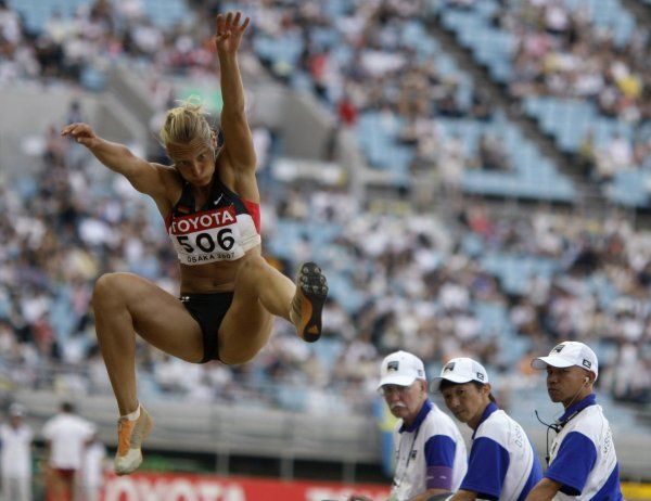 Pozor, letím! Německá sedmibojařka Jennifer Öserová při skoku do dálky. | Foto: Reuters