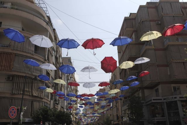 Netradiční ramadánová výzdoba. Deštníky nad ulicí v Bejrútu. | Foto: Reuters