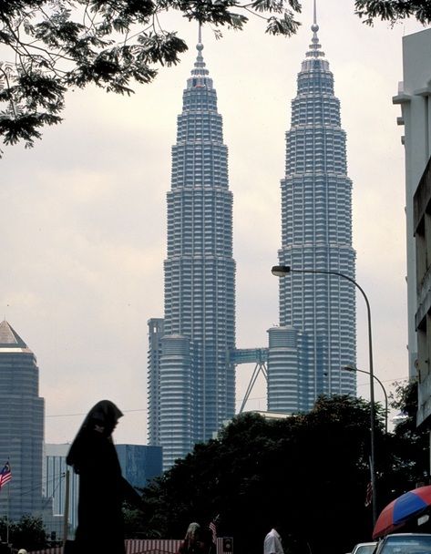 Petronas Tower 1 a 2 v Malajsii. Přestože nepatří mezi úplně nejvyšší ani nejnovější mrakodrapy světa (měří necelých 452 metrů), stále jde o soustavu dvou nejvyšších věží na světě. Dokončeny byly už v roce 1996. | Foto: Pelli Clarke Pelli Architects