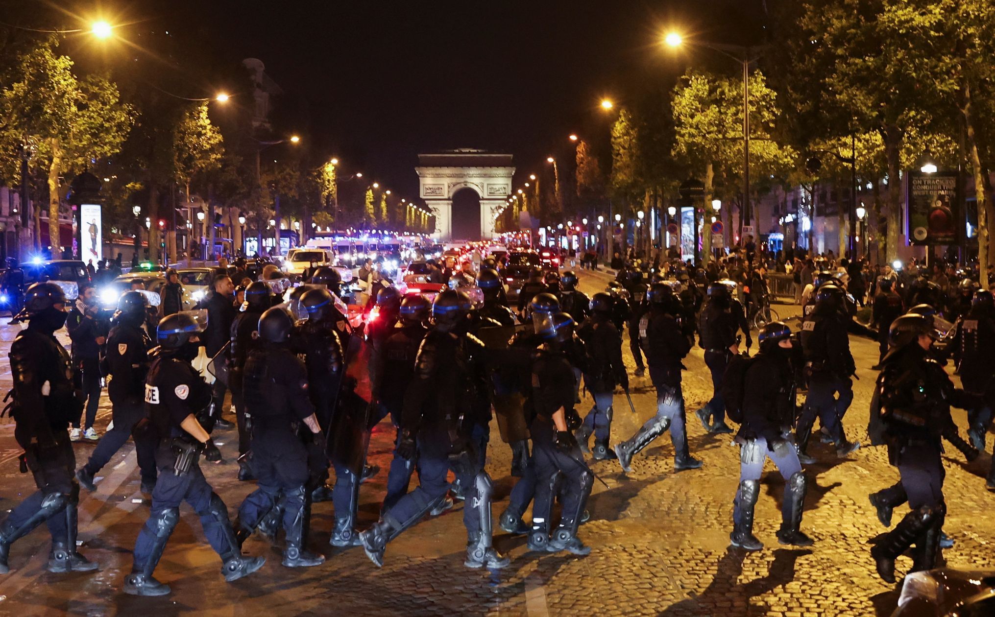 Cinquième nuit de manifestations en France.  Des affrontements ont été signalés à Marseille, où des gens ont pillé un bar.