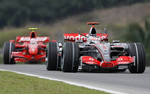 Fernando Alonso s McLarenem před Kimi Räikkönenem s Ferrari v kvalifikaci na GP Malajsie. | Foto: Reuters