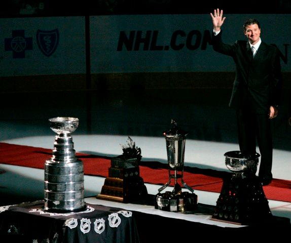 Ještě před zápasem však Pittsburgh oslavil loňské vítězství ve Stanley Cupu, k němuž ovšem legendární Mario Lemieux přihlížel pouze z čestné lóže. | Foto: Reuters