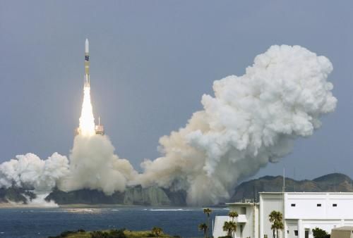 Z vesmírného centra Tanegašima na jihu Japonska odstartovala v sobotu raketa H-2A, aby na oběžnou dráhu vynesla další špionážní satelit. Jeho proklamovaným cílem je zvýšit schopnost Japonska monitorovat podezřelé aktivity nevyzpytatelného režimu v Severní Koreji. | Foto: Reuters