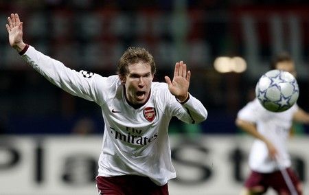 Záložník londýnského Arsenalu, Alexander Hleb | Foto: Reuters