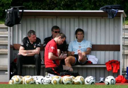 Milan Baroš v péči fyzioterapeuta na lavičce českého týmu. | Foto: Reuters