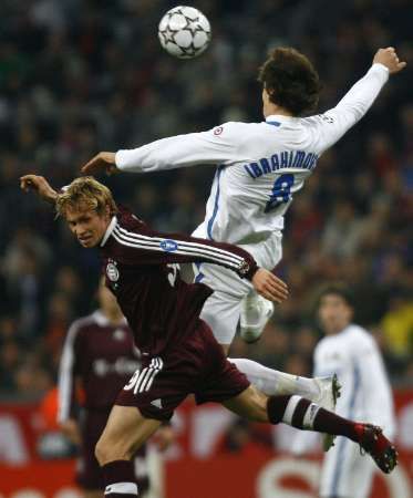 Andreas Ottl z Bayernu Mnichov (vlevo) v souboji se Zlatanem Ibrahimovičem z Interu Milán v zápase Ligy mistrů. | Foto: Reuters