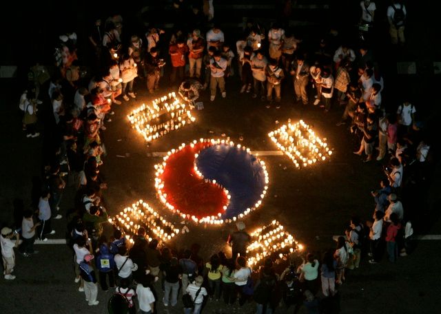 Mohutné demonstrace se v Koreji konají už měsíce | Foto: Reuters