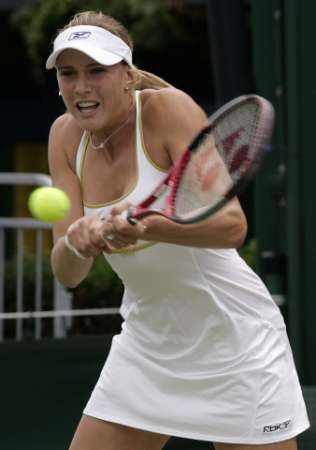 Nicole Vaidišová ve třetím kole Wimbledonu proti Bělorusce Azarenkové. | Foto: Reuters