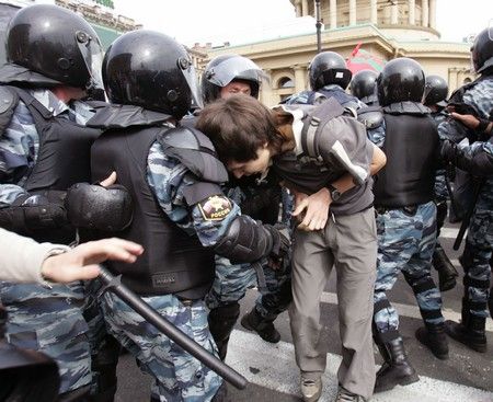 Policie během summitu G8 v Petrohradě eliminovala jakékoliv větší protestní shromáždění | Foto: Reuters