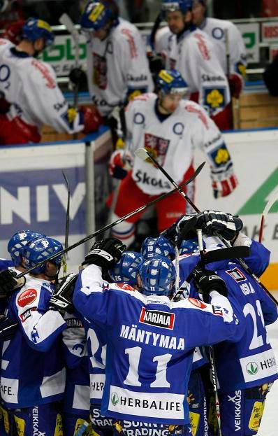 Po nájezdech mohli Finové slavit, zatímco Češi odjížděli s hlavou sklopenou | Foto: Reuters