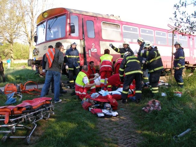 Vlak za sebou táhl osobní vůz čtvrt kilometru | Foto: HZS Královehradeckého kraje