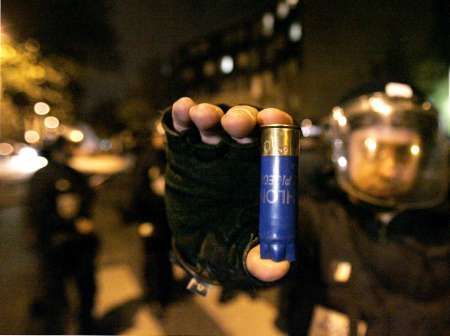 Grigny - Náboj, který policisté našli v Grigny, kde byli terčem střelby výtržníků během 11.noci nepokojů ve Francii. (Reuters) | Foto: Reuters