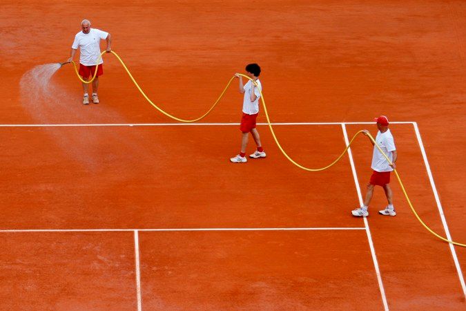 V úterý se kurty v Roland Garros nejprve kropily. pak přišla průtrž mračen. | Foto: Václav Rojík