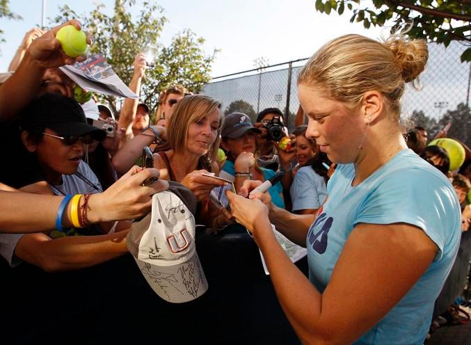 Kim Clijstersová se podepisuje fanouškům | Foto: Reuters