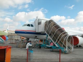 Na ploše v Toulouse už stojí první ze tří airbusů pro ČSA, ještě je ale prázdný | Foto: Adam Junek