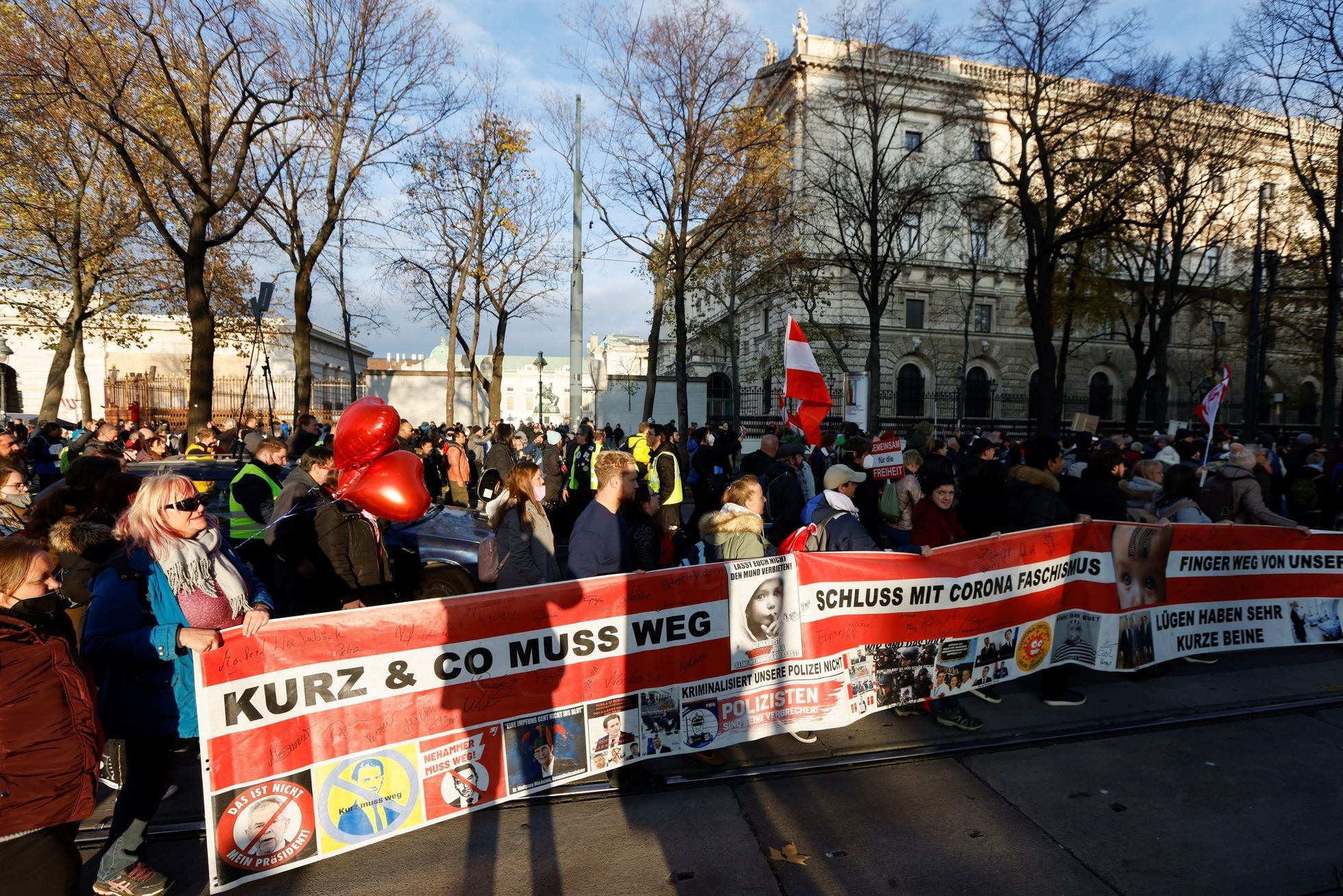 Австрия против русских. Протесты в Австрии. Протесты в Вене. Демонстрация в Вене. Вена Австрия протесты.