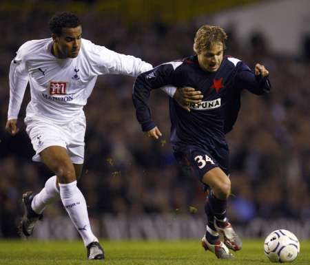 Fotbalista Tottenhamu Tom Huddlestone nestíhá úprku slávisty Jaroslava Černého. | Foto: Reuters