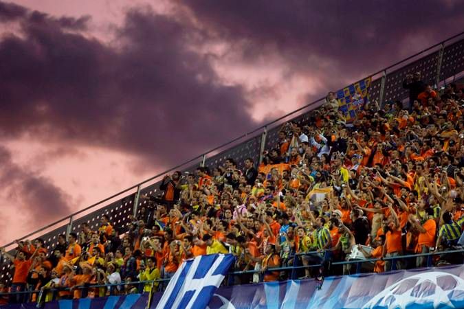 Fanoušci APOELu Nikosia při utkání Ligy mistrů. | Foto: Reuters