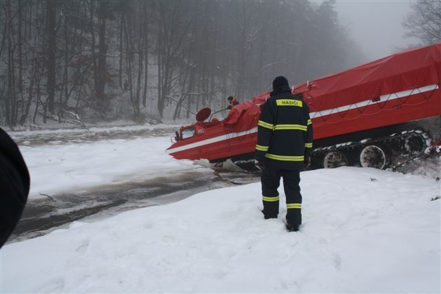 Proti ledovým krám nic nezmohl ani hasičský tank | Foto: HZS Plzeňského kraje