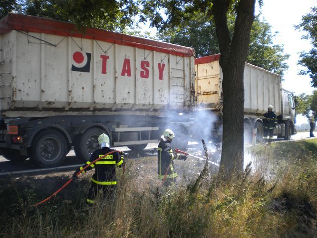 Při srážce s kamionem na silnici I/43 u Bořitova na Blanensku přišel o život motorkář. | Foto: HZS Jihomoravského kraje