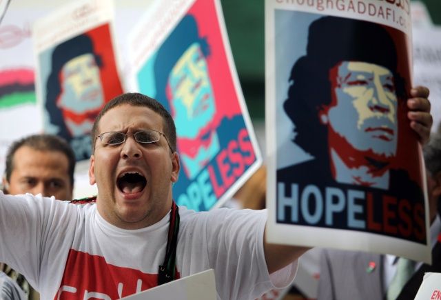 Gibsonová je výjimkou, demonstrace proti Kaddáfímu před budovou OSN. | Foto: Reuters