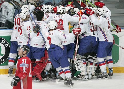 Hokejisté Norska slaví vítězný gól v prodloužení v utkání s Rakouskem. | Foto: Reuters