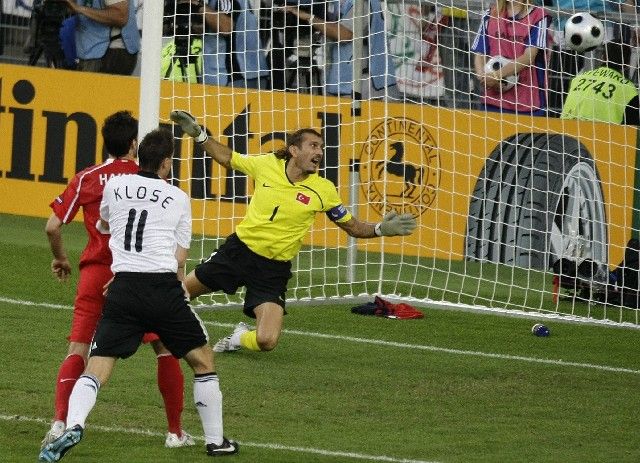 Turecký gólman Rüstü jen bezmocně sleduje míč z kopačky Bastiana Schweinsteigera mířící do sítě, to Miroslav Klose z toho má větší radost. | Foto: Reuters