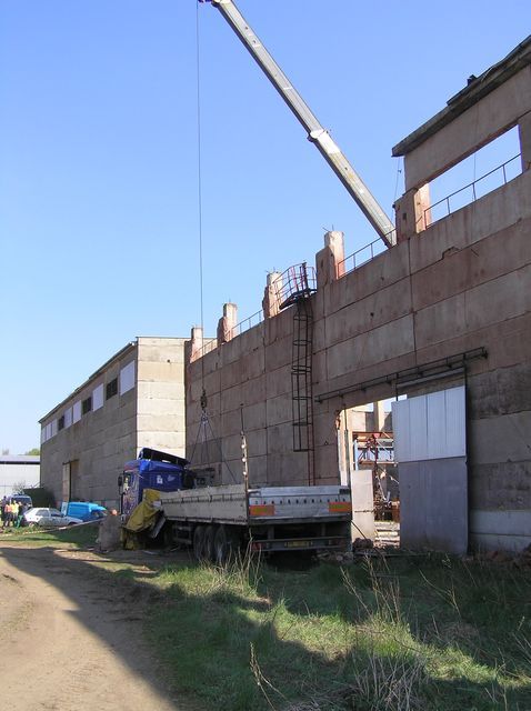 Panel spadl z jeřábu na dělníky, jednoho zabil | Foto: Report, HZSPK