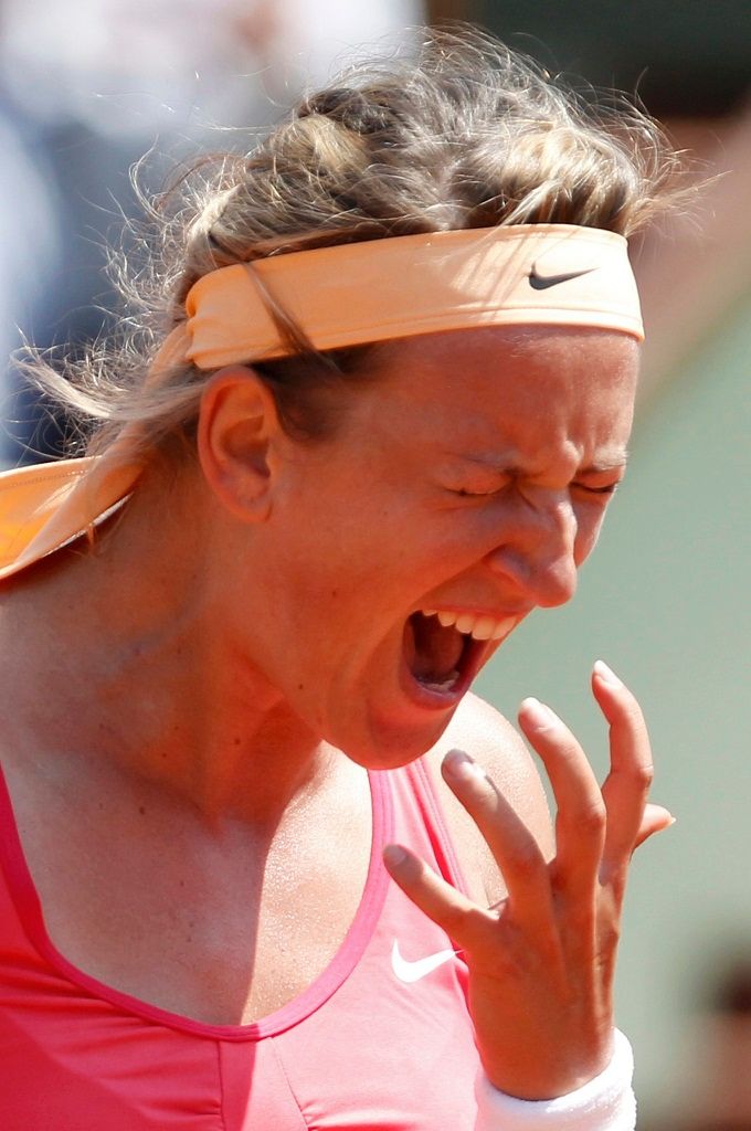 To byla krize! Světová jednička Victoria Azarenková byla jen krůček od šokujícího vyřazení v prvním kole French Open. Enormní byl její vztek... | Foto: Reuters