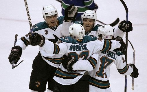 Jeremy Roenick ze San Jose (uprostřed) se raduje z gólu do sítě Vancouveru, druhý zprava Milan Michálek, který si připsal asistenci. | Foto: Reuters