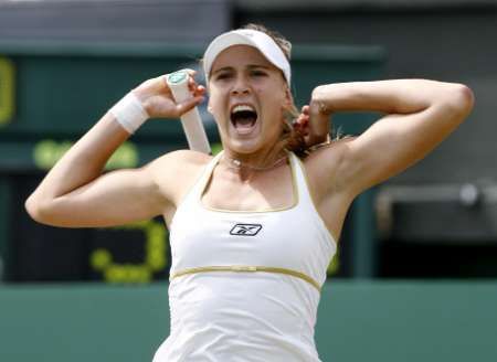 Nicole Vaidišová se raduje z postupu do čtvrtfinále Wimbledonu | Foto: Reuters