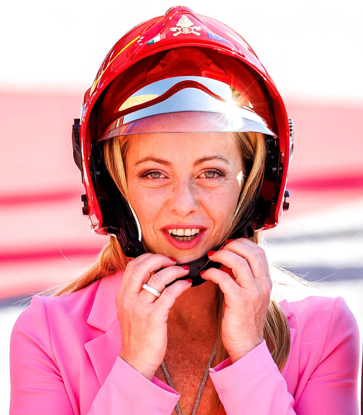 Na vrcholu i v hledáčku: Giorgia Meloniová jako hvězda světové politiky