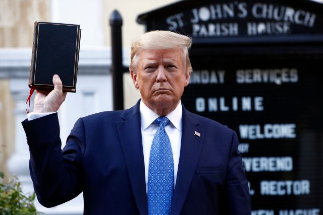 Trump pózuje s biblí. | Foto: ČTK/AP/Patrick Semansky