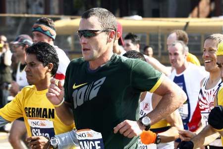 Sedminásobný vítěz Tour de France Lance Armstrong na trati Newyorského maratonu. | Foto: Reuters