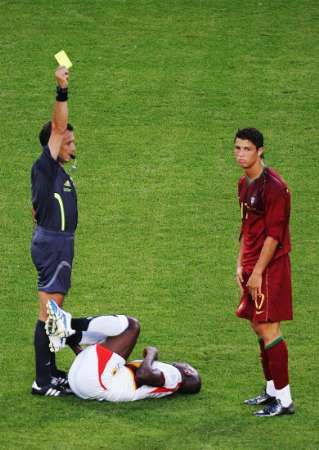 Portugalec Cristiano Ronaldo právě dostává žlutou kartu od uruguayského rozhodčího Larriondy. | Foto: Reuters