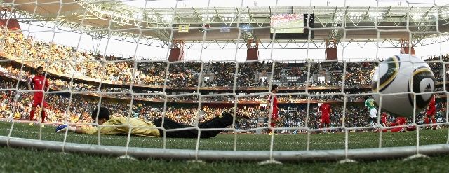 První dal Yaya Touré... | Foto: Reuters