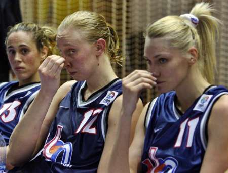 Zklamané hráčky Samary po prohře ve finále Euroligy s Brnem. Zleva Amaya Valdemoro, Ann Wauters a Maria Stěpanová. | Foto: Reuters