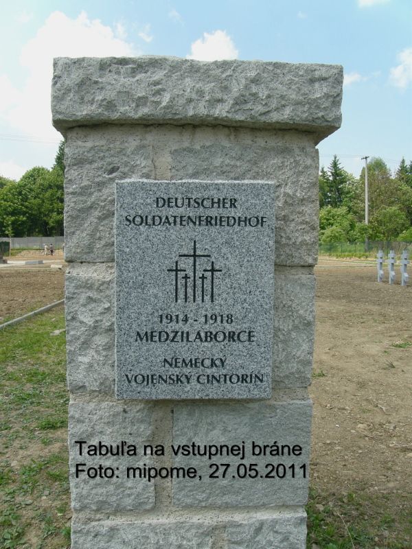 Válečný hřbitov v Medzilaborcích po rekonstrukci, kdy se škrtem pera z padlých Čechů, Slováků, Rusů či Rusínů stali Němci. | Foto: Externí