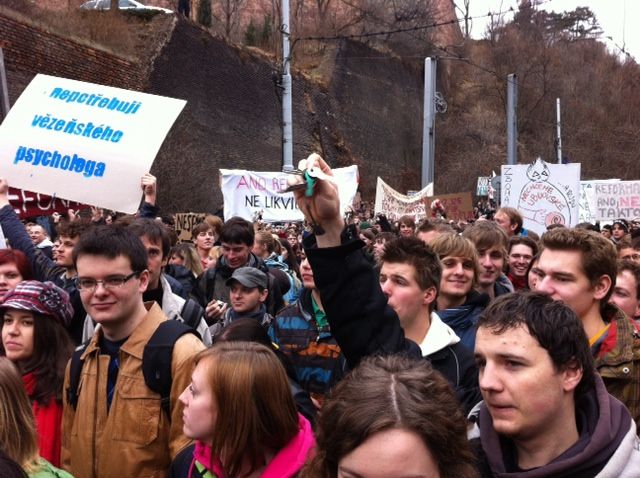 Studenti rozpoutali Týden neklidu, kterým protestují proti reformám ministra Josefa Dobeše (VV), které mají podle akademiků ohrozit autonomii a svobodu rozhodování vysokých škol. | Foto: Jakub Geier