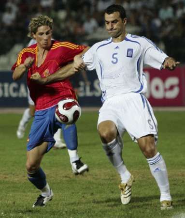 Španěl Fernando Torres (vlevo) s Řekem Traianosem Dellasem. | Foto: Reuters