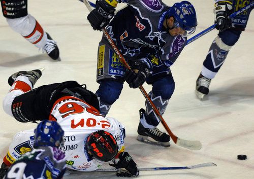 Kladenský Radek Bělohlav vpravo) a Jaroslav Svoboda ze Znojemšav úvodním utkání předkola play-off extraligy ledního hokeje. | Foto: Reuters